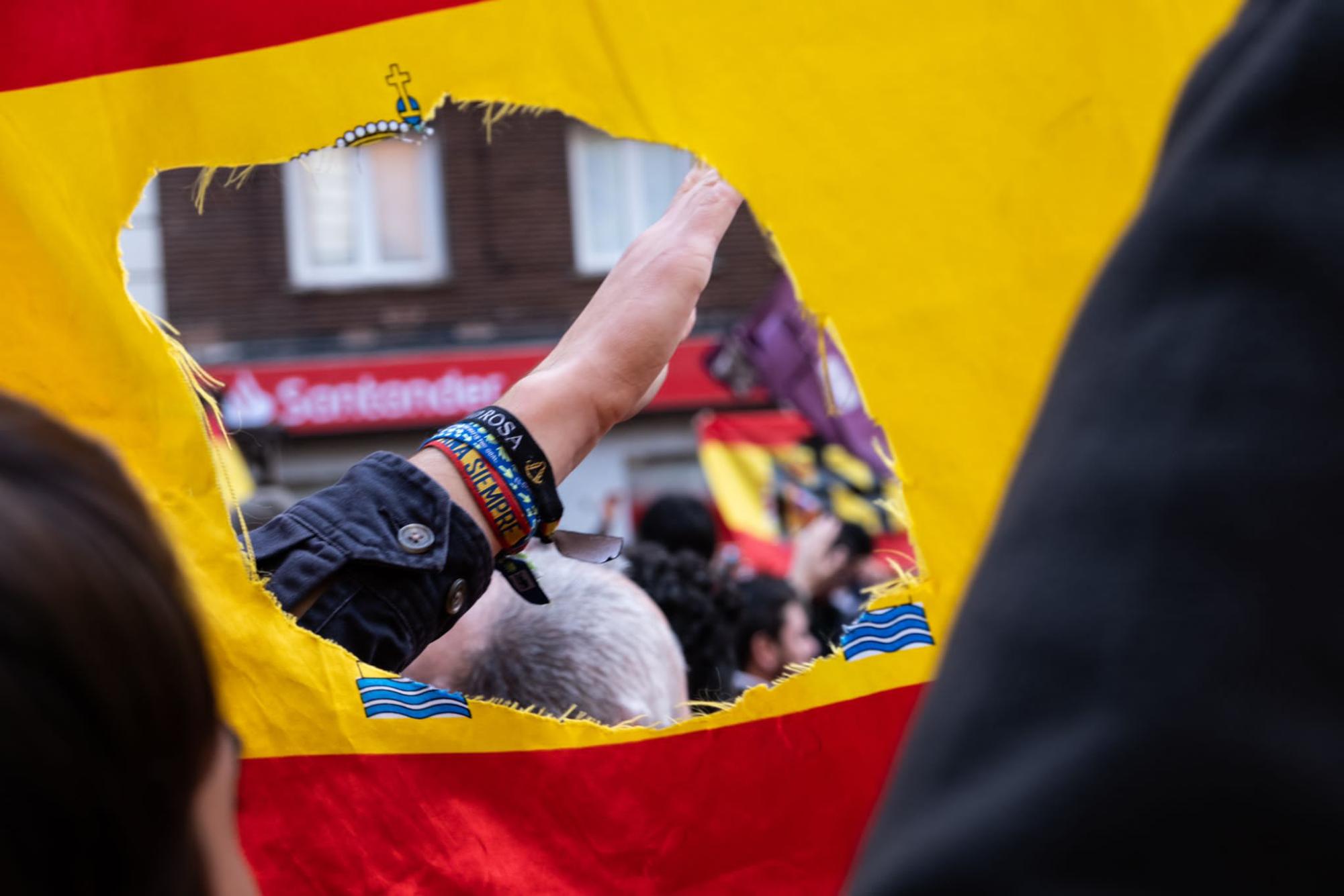 Photo Essay: Demonstrators Protest Socialist PM's Agreement to Grant Amnesty to Leaders of Catalan Independence Bid