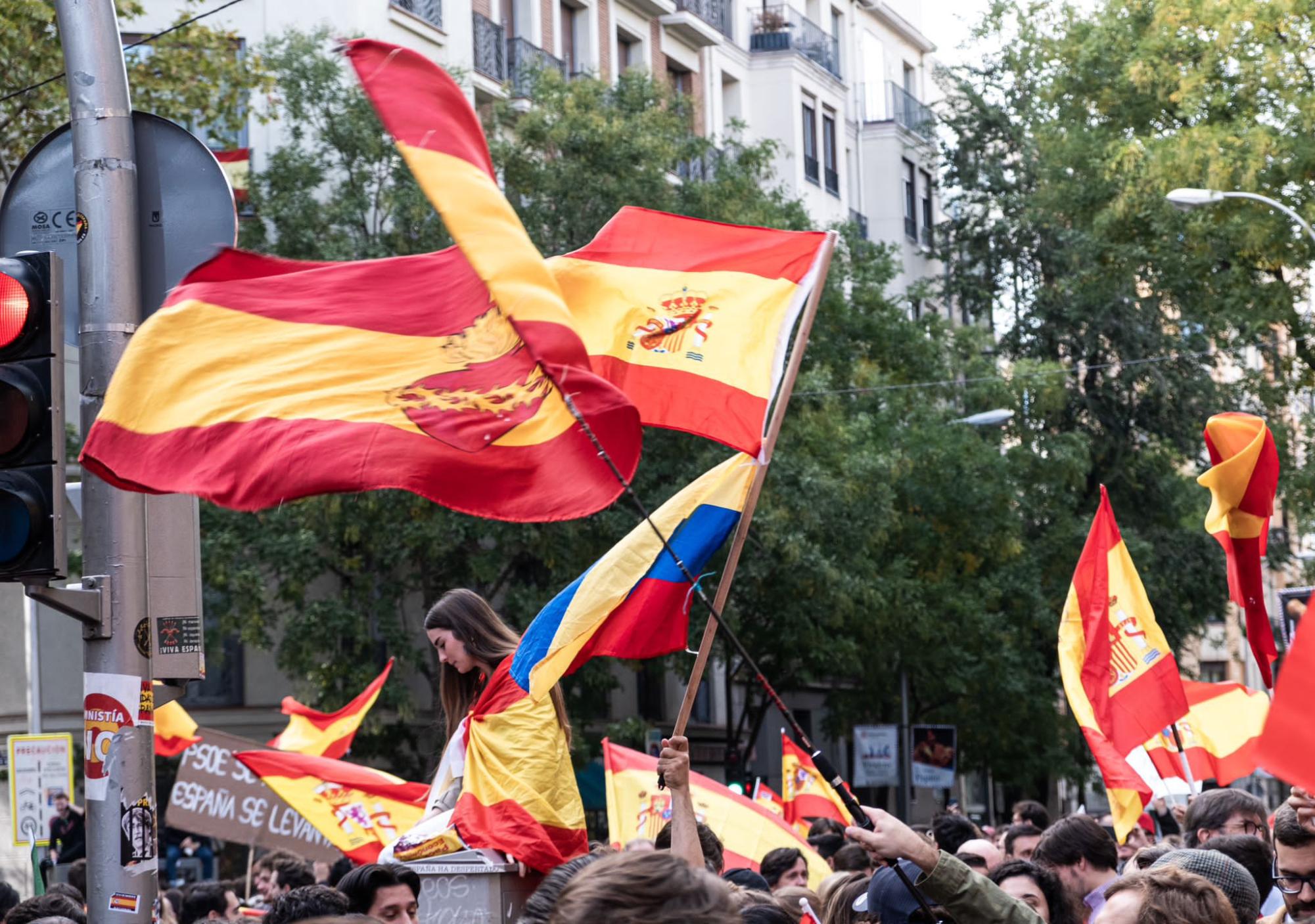 Photo Essay: Demonstrators Protest Socialist PM's Agreement to Grant Amnesty to Leaders of Catalan Independence Bid