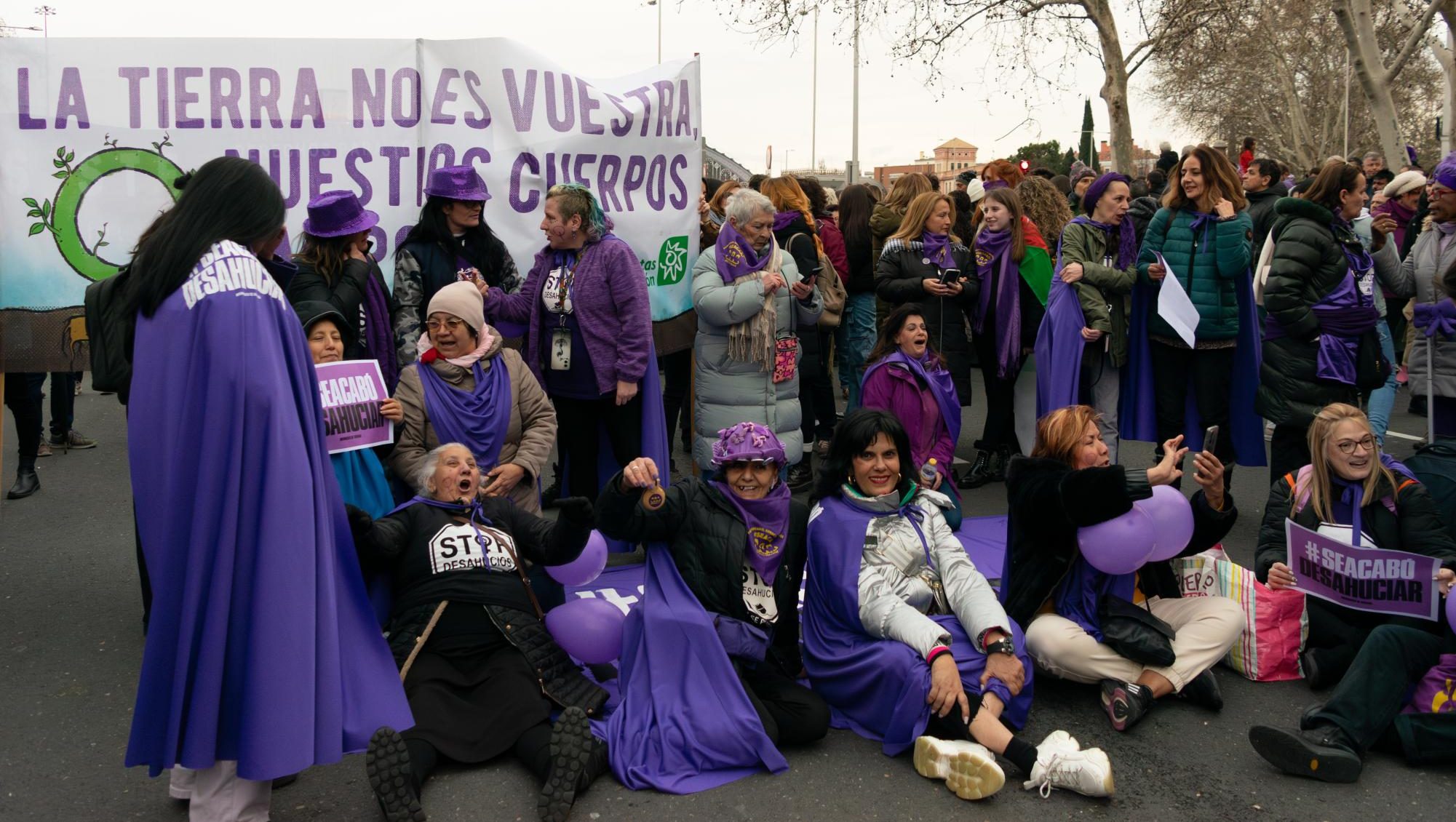 The environmental group Ecologists in Action related the treatment of women to the environment with a sign that read, La tierra no es vuestra. Nuestros cuerpos, tampoco,” or The Earth isnt yours. Our bodies arent, either. 