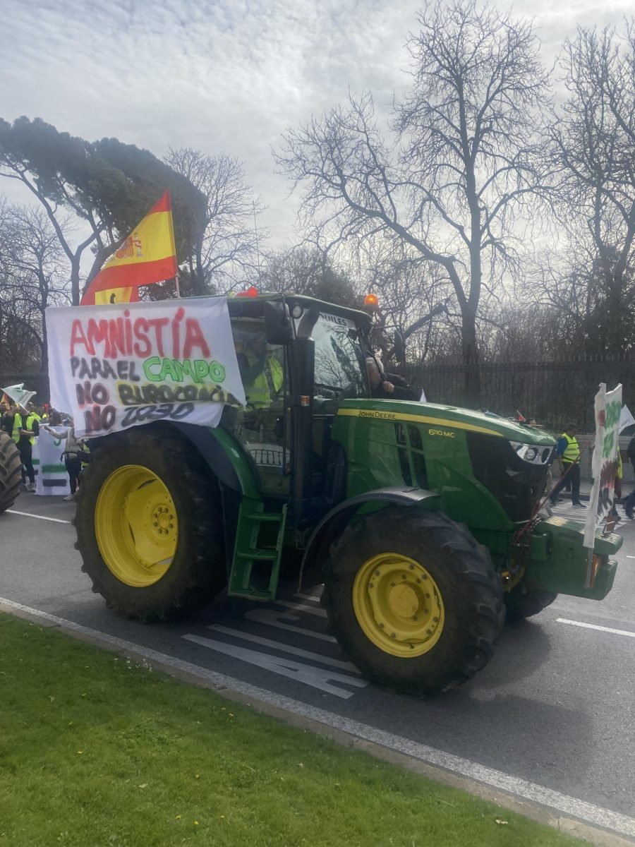 A tractor in the farmers protest carries a sign that reads, Amnesty, not bureaucracy, for the farmland.