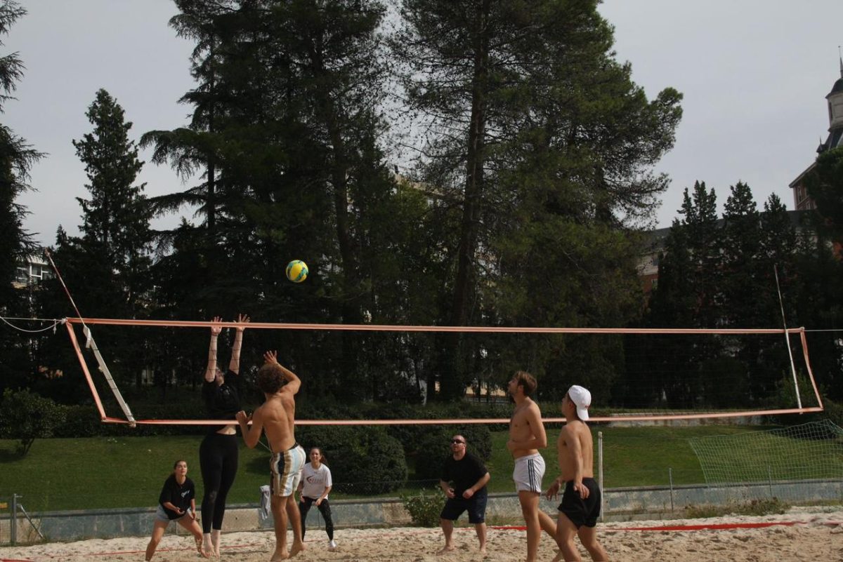 SLU-Madrid students partake in the beach volleyball tournament.