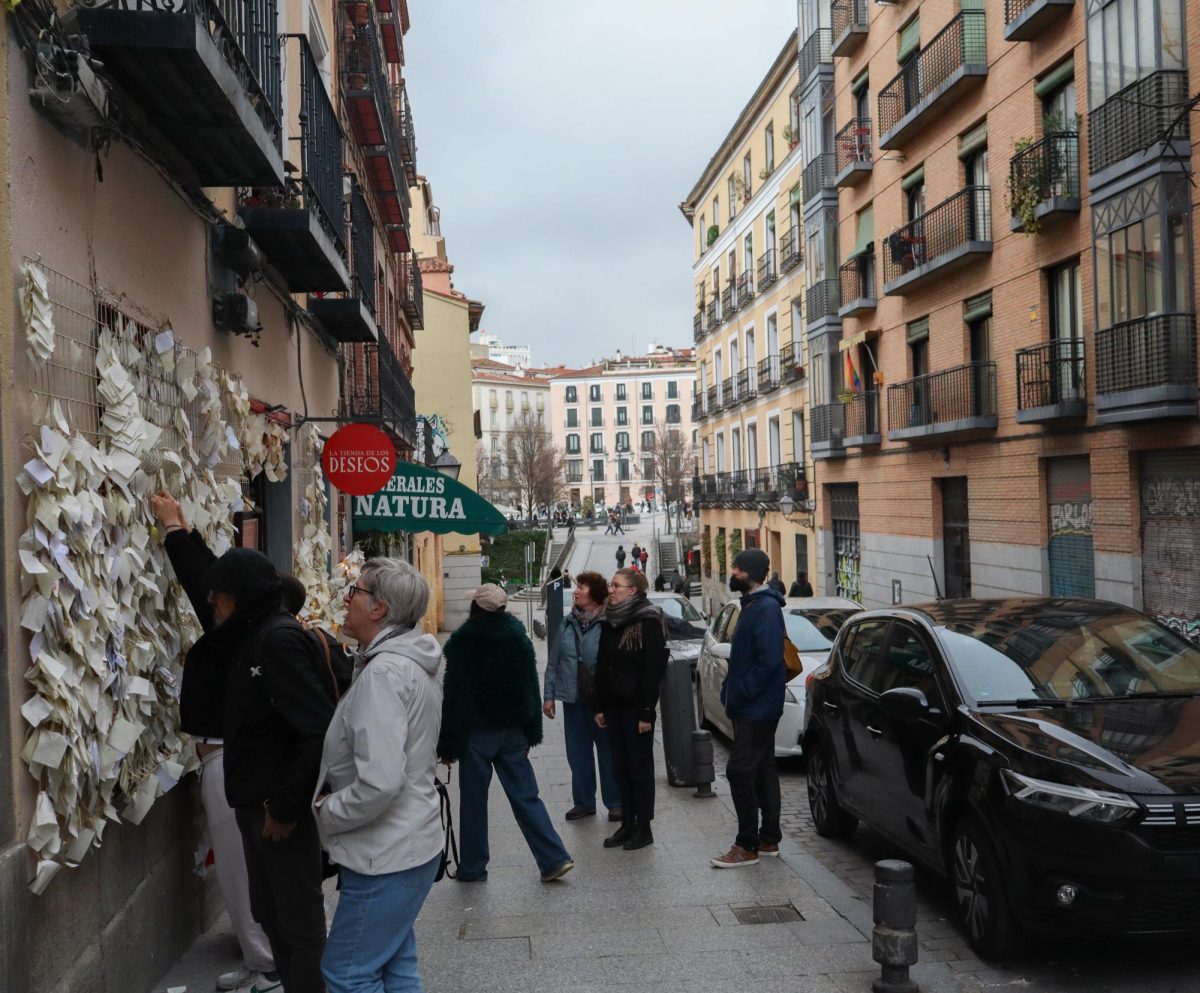 Between the Royal Palace and the Plaza Mayor lies a tourist hot spot,  La Tienda de los Deseos. Here, as implied by its name, people from around the world come to leave their wishes, scribbled on note paper. 