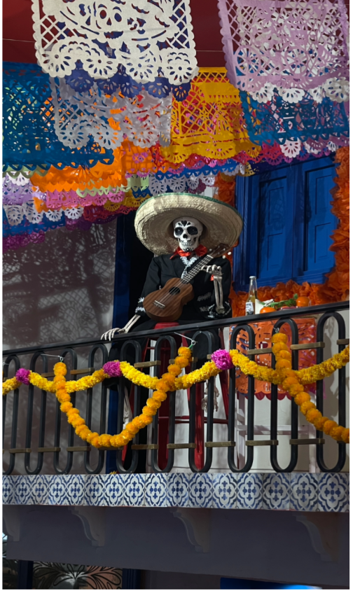 The decor, including a mariachi catrín greets you and stares you down while you are in line (Andréas De Los Reyes)