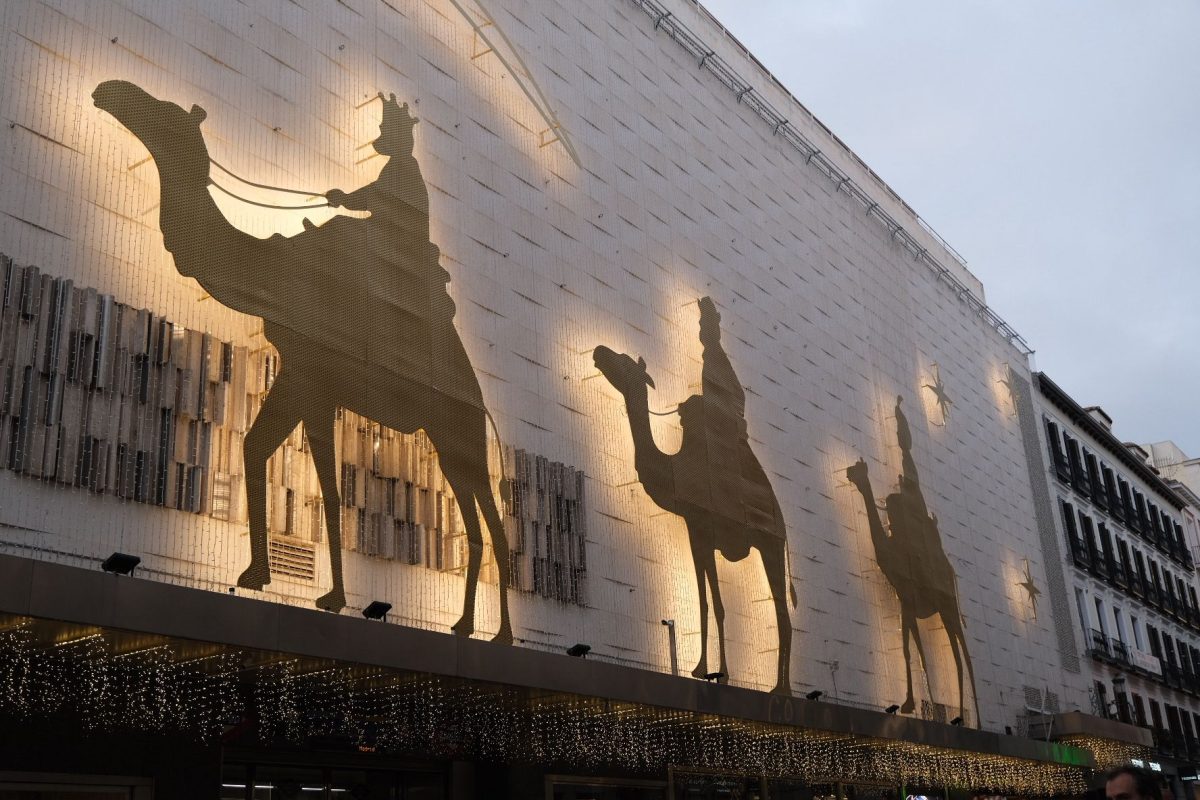 Three Kings decorations outside of El Corte Inglés.