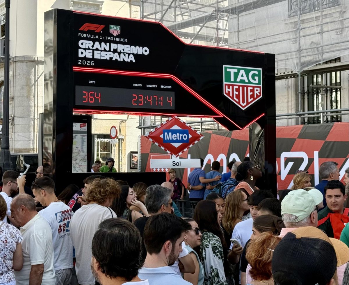 A clock in the Puerta del Sol counts down to the Formula 1 race. The time shows 364 days, 23 hours and 47 minutes.