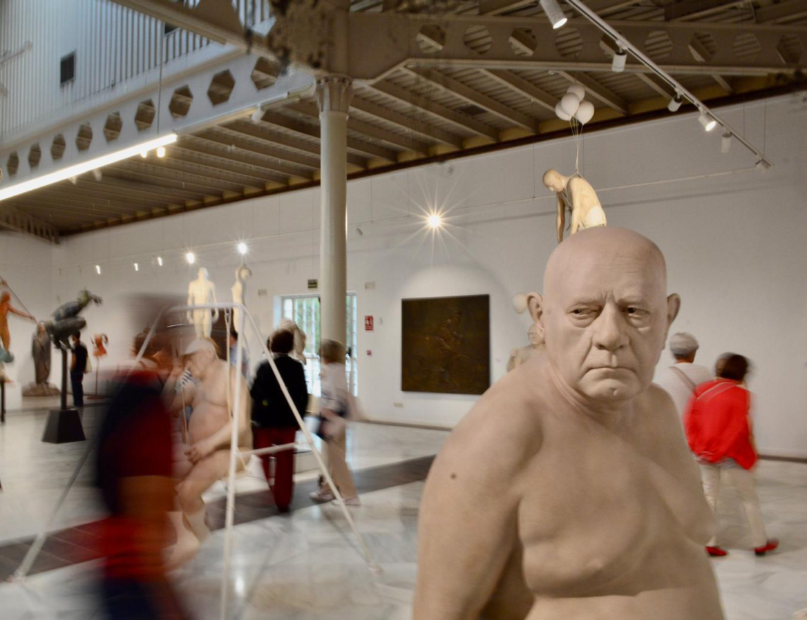 A hyperrealistic sculpture by José Manuel Belmonte on display at Casa de Vacas in Retiro Park during the artist’s “Forma y Fondo” exhibition.