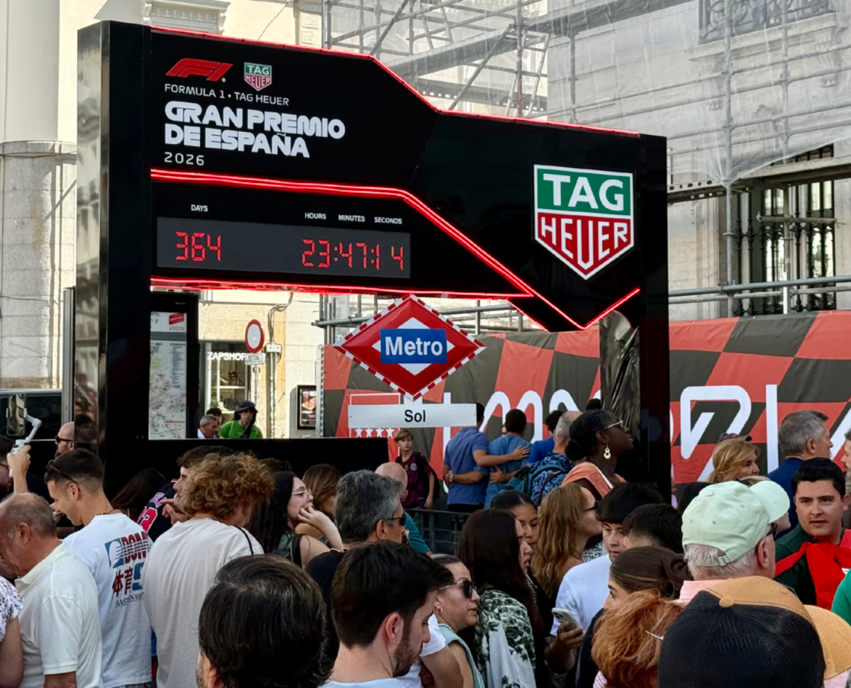 A clock in the Puerta del Sol counts down to the Formula 1 race. The time shows 364 days, 23 hours and 47 minutes. 