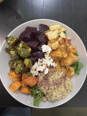Shofnos’ harvest salad with hot honey chicken, served in Madrid on April 5, 2026.